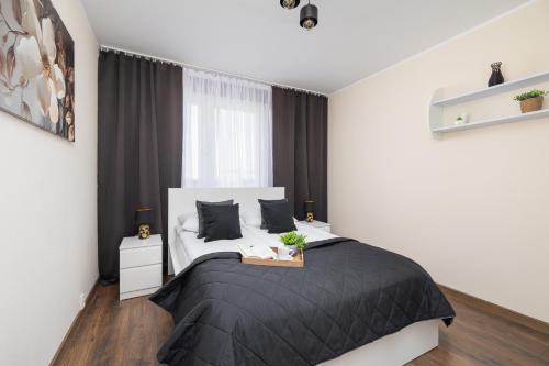 Przytulny Apartament z 3 sypialniami z Biurkiem do Pracy Zdalnej by Noclegi Renters
