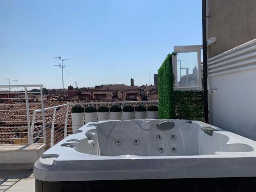 a white bath tub sitting on the side of a building at L'attico dell'Edera in Bologna