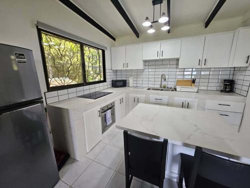 Kuchyň nebo kuchyňský kout v ubytování Mango Moon Villa
