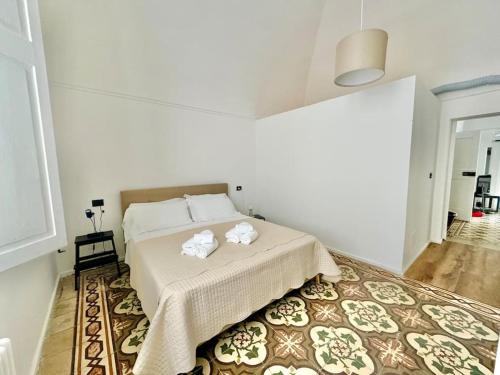 Un pat sau paturi într-o cameră la Casa GILDO - city centre