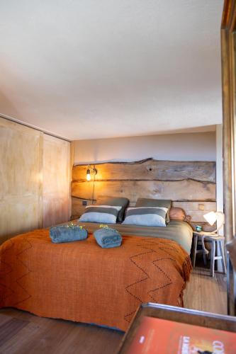 une chambre avec deux lits avec des oreillers dessus dans l'établissement Magnifique Bergerie AMORE vue panoramique mer et montagne, à Cargèse