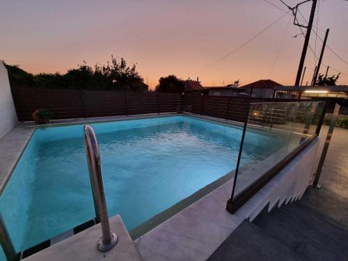 Πισίνα στο ή κοντά στο Manolis Seaside Villa