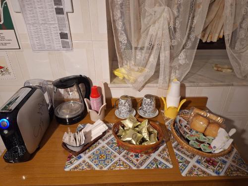 einen Tisch mit einer Theke mit Essen und einem Mixer in der Unterkunft A Casa da Nonna Brasa Holiday Home Savoca in Savoca 