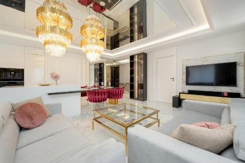 a living room with a couch and a table at Ekskluzywne Apartamenty Browary Wrocławskie z Klimatyzacją by Renters Prestige in Wrocław