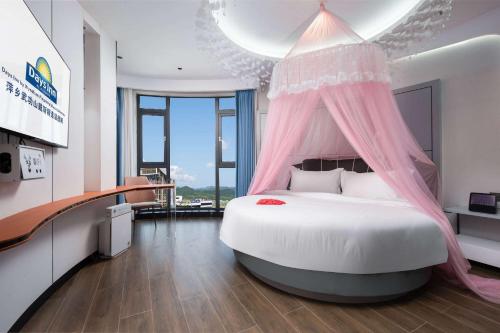 Katil atau katil-katil dalam bilik di Days Inn by Wyndham Pingxiang Wugong Mountain