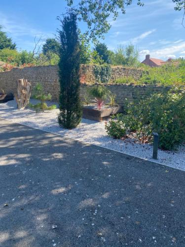 a garden with a brick wall and some plants at Kingsbarns in Scunthorpe