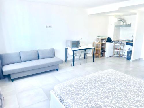 un salon avec un canapé et une table dans l'établissement Le Petit Canotier, à Paris