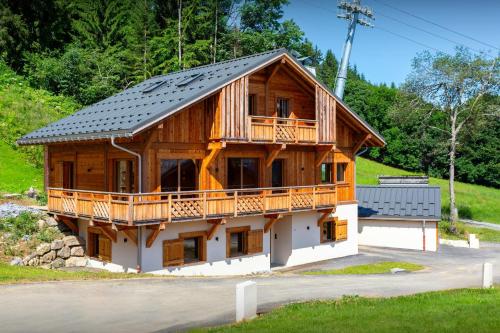 een houten huis met een schilddak bij Chalet Mussol - OVO Network in Saint-Gervais-les-Bains