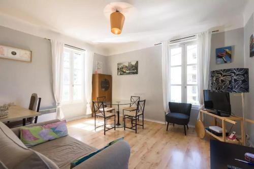 un salon avec une table et des chaises dans l'établissement Alexandra Apartments, à Digne-Les-Bains