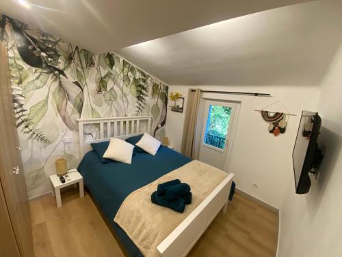 une chambre avec un lit avec une couverture bleue dans l'établissement Appartement rénové Cannes Suquet, à Cannes