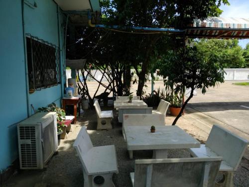 Restaurace v ubytování โรงแรมโกลเด้นอินน์