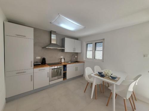 Modern Apartment Tara with Parking