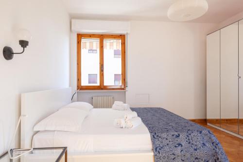 a bedroom with two white beds and a window at Apartment Navacchio-Pisa 1B in Cascina