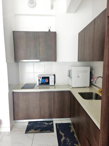 Η κουζίνα ή μικρή κουζίνα στο One Bedroom Troika Kota Bharu by AGhome, Modern Design