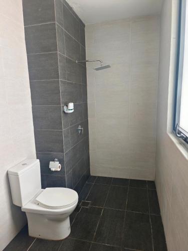Ένα μπάνιο στο One Bedroom Troika Kota Bharu by AGhome, Modern Design