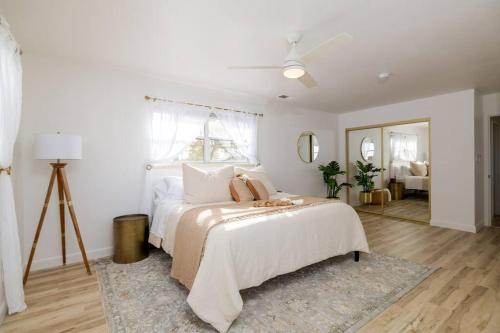 Un dormitorio blanco con una cama y un espejo. en Updated & Spacious 2 BR with Free WiFi, en Oroville