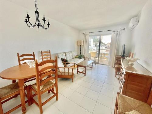 apartamento amplio con 2 dormitorios y vistas al mar