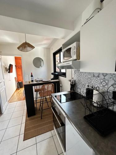 une cuisine avec une table et un comptoir dans l'établissement Edera, à Saint-Valery-sur-Somme