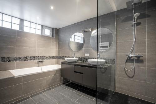 um banheiro com duas pias e um chuveiro em Loft Bourg St Maurice Les Arcs La Maison des Tetes em Bourg-Saint-Maurice