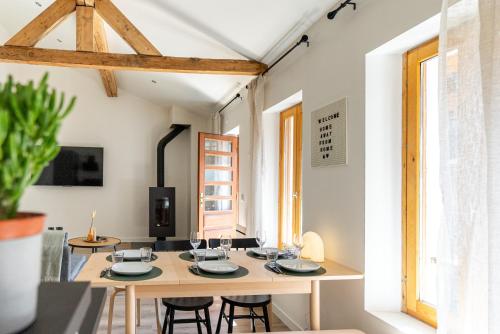 une cuisine et une salle à manger avec une table et des chaises dans l'établissement Loft Bourg St Maurice Les Arcs La Maison des Tetes, à Bourg-Saint-Maurice