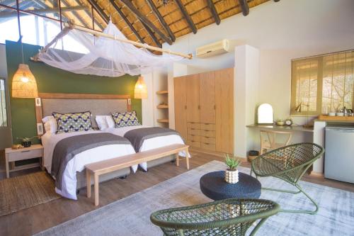 Postel nebo postele na pokoji v ubytování Ntamba Safari Lodge