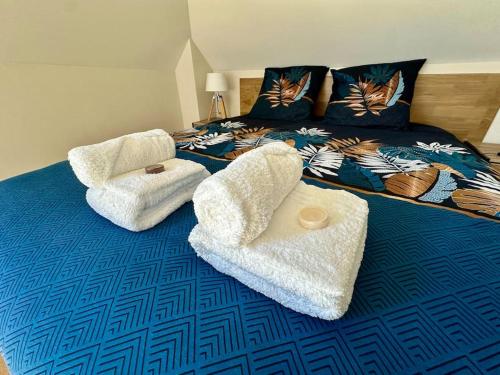 - une chambre avec un lit et 2 chaises dans l'établissement La Tourelle, à Saint-Martin-le-Gréard