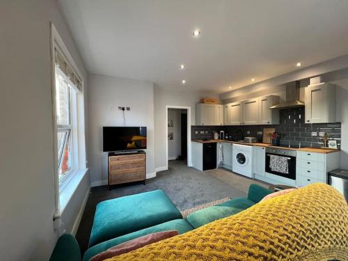 Η κουζίνα ή μικρή κουζίνα στο Bright, first floor, one bedroom flat in Wimborne