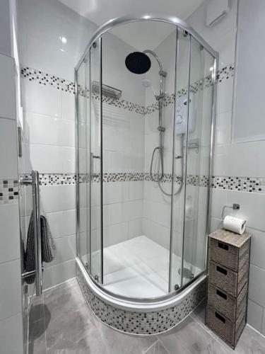 Ένα μπάνιο στο Bright, first floor, one bedroom flat in Wimborne