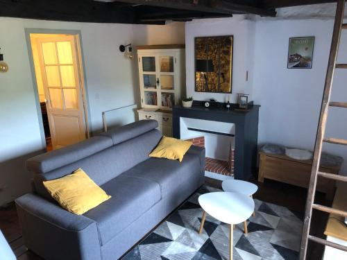 un salon avec un canapé et une table dans l'établissement Le balcon d hautpoul, à Mazamet