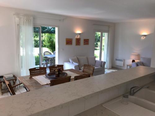 un salon avec une cuisine et un salon avec une table dans l'établissement Marine de Solaro, à Solaro