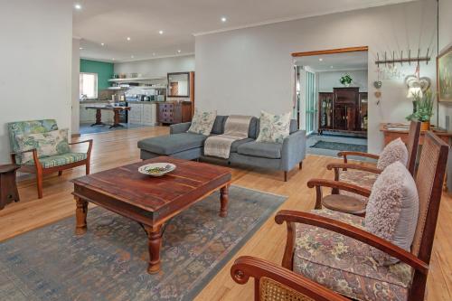 un salon avec une table et des chaises dans l'établissement The Koppie - Accommodation, à Hermanus