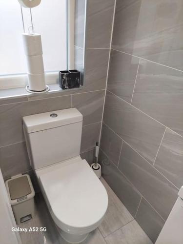 Bilik mandi di Cherry studio apartment