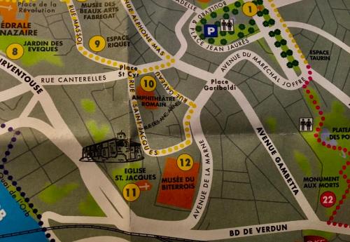 a map of a park with yellow circles at Féria Lodge in Béziers