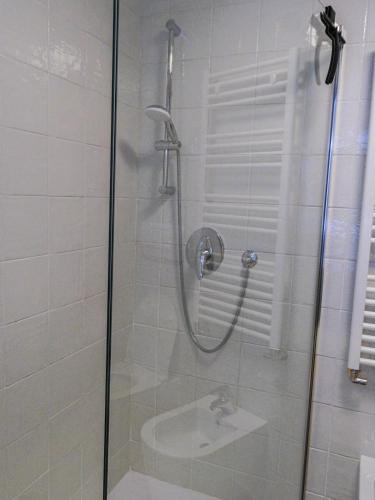 a bathroom with a shower with a sink at Centro Storico in Piazza Unità Moderno WiFi AC Casa Vacanze Trieste in Trieste
