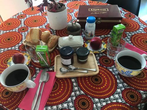 サン・テルブランにあるVariationsのコーヒーとパンを入れたテーブル