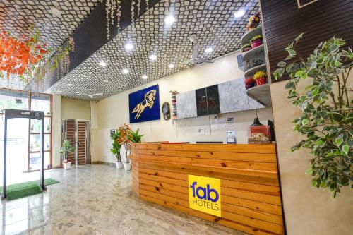 Lobi atau kawasan kaunter penerimaan di FabHotel The Crystal Palace Rohini