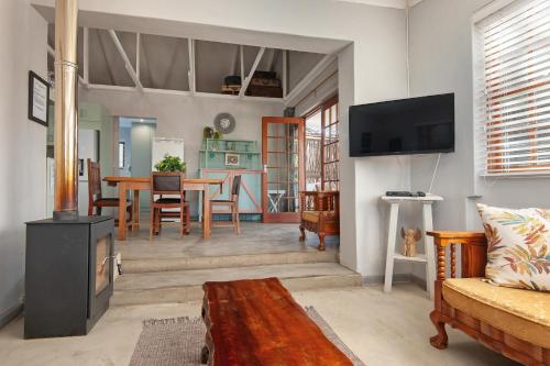 un salon avec une table et une salle à manger dans l'établissement The Koppie - Accommodation, à Hermanus