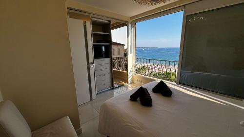 - une chambre avec une grande fenêtre donnant sur l'océan dans l'établissement Luxurious Cannes Two Bedrooms, à Cannes