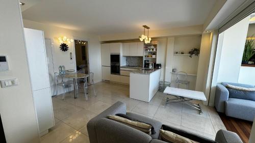 un salon et une cuisine avec un canapé et une table dans l'établissement Luxurious Cannes Two Bedrooms, à Cannes