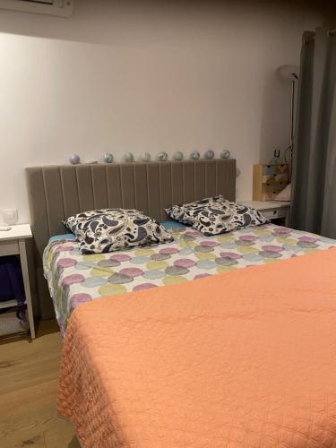 un lit avec deux oreillers dessus dans une chambre dans l'établissement Cannes centre, à Cannes