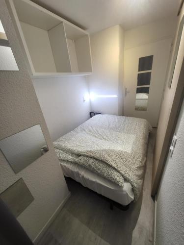 une petite chambre avec un lit dans une petite pièce dans l'établissement Appartement cosy proche centre thermal et télécabine 3 vallées, à Brides-les-Bains