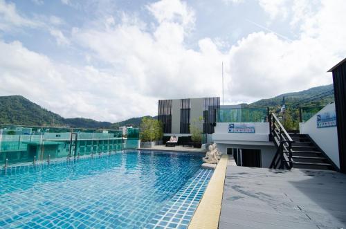 Kolam renang di atau dekat dengan Mirage Express Patong Phuket Hotel