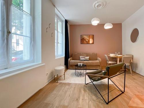 un salon avec une table et un canapé dans l'établissement Le Gros Horloge Bleu - 345, à Rouen