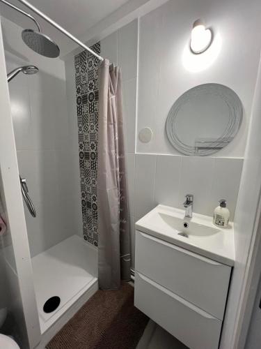 a white bathroom with a sink and a shower at "O'Dbark" - duplex 2 étoiles - à 100m de la plage avec jardin in Courseulles-sur-Mer