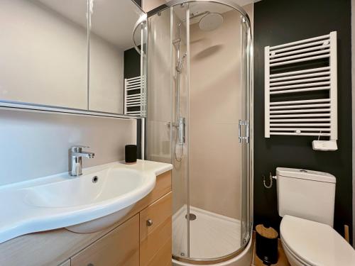 une salle de bain avec un lavabo et une douche dans l'établissement Le Gros Horloge Bleu - 345, à Rouen