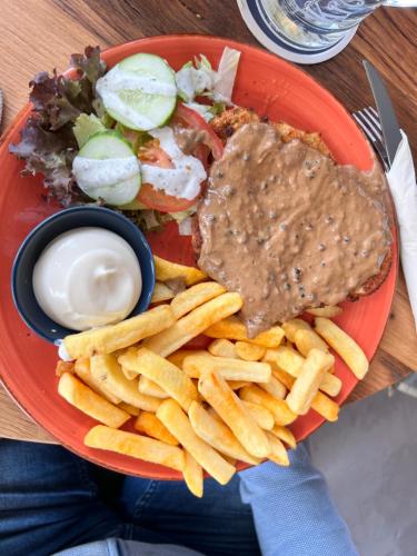 Comida en o cerca de este hotel