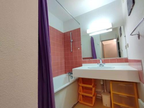 une salle de bain avec un lavabo et un miroir dans l'établissement T2 Cabine avec Balcon au Cœur des Thermes - 6 Pers, Parking, Proche Télécabines, Équipé Tout Confort - FR-1-457-230, à Saint-Lary-Soulan