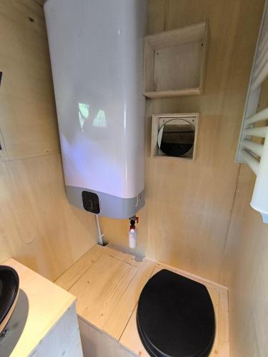 - une petite salle de bains avec toilettes dans une caravane dans l'établissement Moose Tiny House Basalt, à Cros