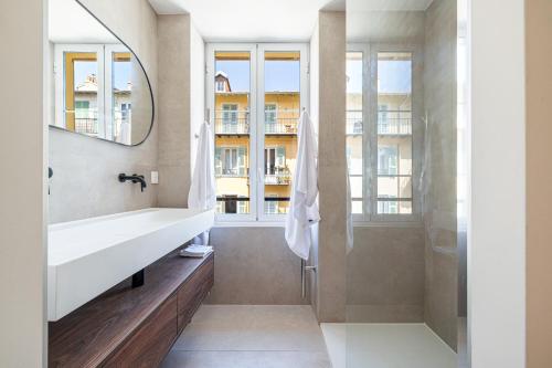 une salle de bain avec un lavabo et une douche dans l'établissement Appartement d'architecte Port de Nice, à Nice