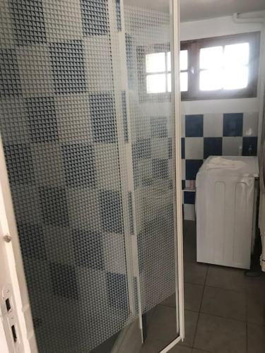 une salle de bain avec une douche en verre et des toilettes dans l'établissement Location studio proche de la mer - Martigues, à Martigues